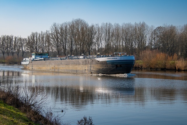 cargo-ship-640x480-2038170.jpeg