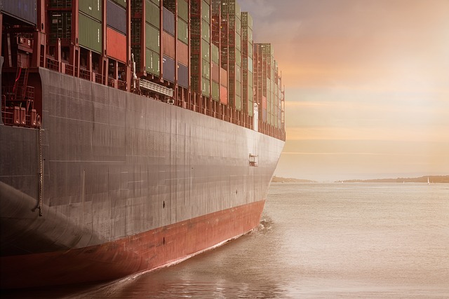 container-ship-640x480-43165128.jpeg