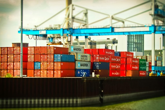 shipping-containers-640x480-16804025.jpeg