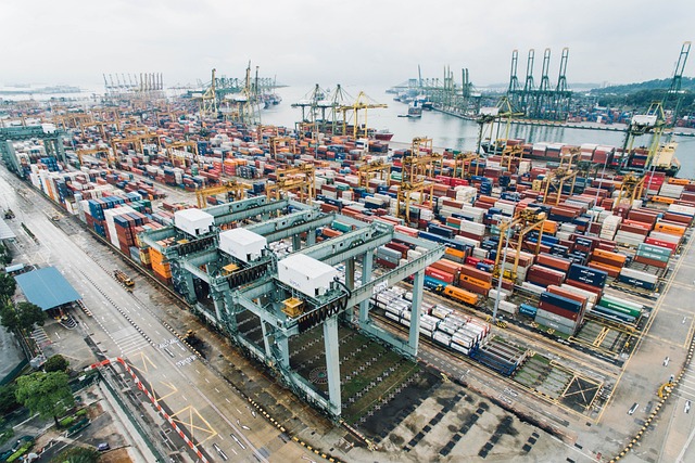 shipping-containershipping-containerscon-640x480-56516407.jpeg
