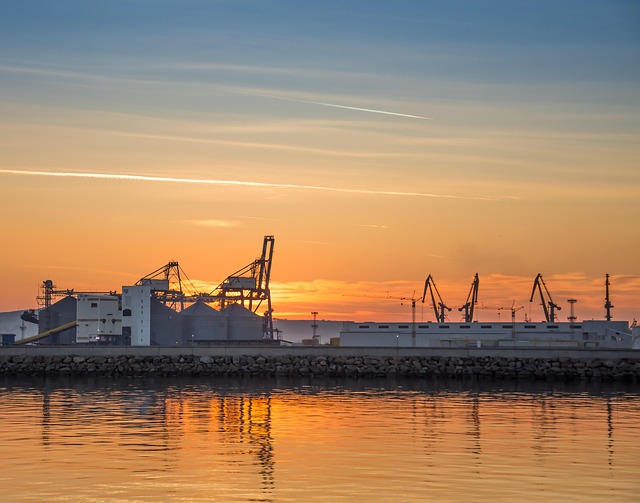 shipping-containershipping-containerscon-640x480-61126329.jpeg