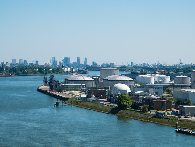 shipping-containershipping-containerscon-640x480-70255760.jpeg
