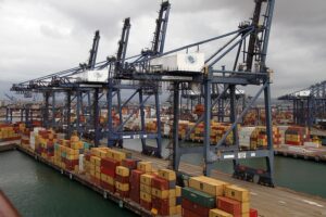 shipping-containershipping-containerscon-640x480-75242520.jpeg