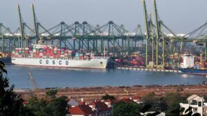 shipping-containershipping-containerscon-640x480-75271952.jpeg