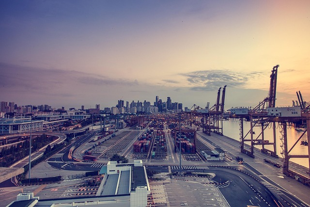shipping-containershipping-containerscon-640x480-81649216.jpeg