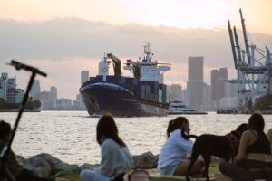 shipping-containershipping-containerscon-640x480-83342984.jpeg