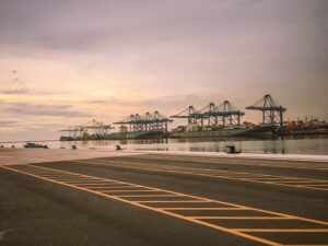 shipping-containershipping-containerscon-640x480-86715887.jpeg
