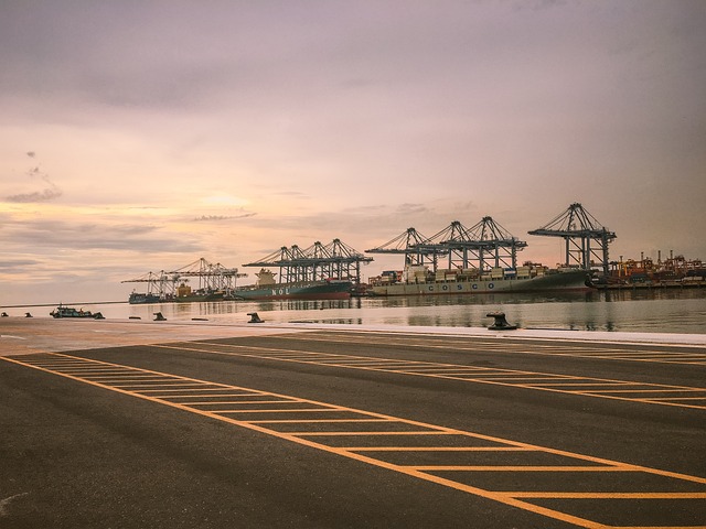 shipping-containershipping-containerscon-640x480-86715887.jpeg