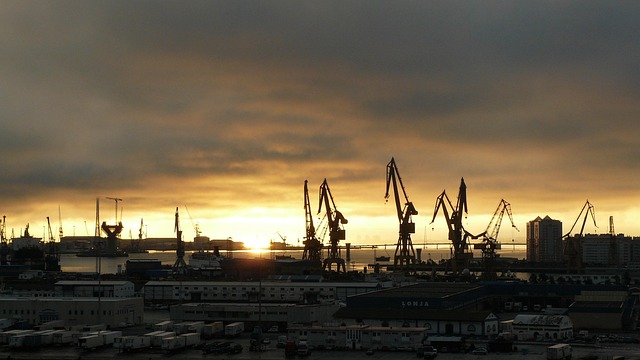 shipping-containershipping-containerscon-640x480-97637878.jpeg