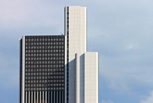 Optimizing Commercial Spaces: Heavy-Duty Air Curtains for Non-Stop Efficiency