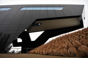 Weather-Resistant Commercial Air Doors: Enhancing Outdoor Entrances
