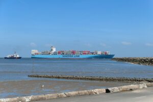 container-ship-640x480-12338738.jpeg