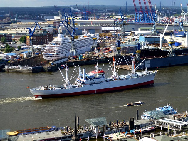 container-ship-640x480-23469875.jpeg