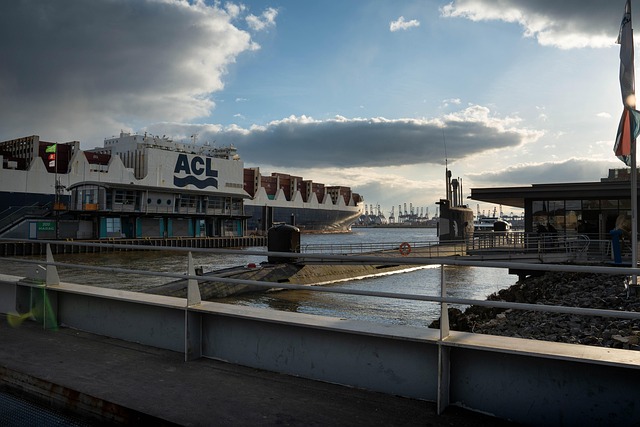 container-ship-640x480-24789486.jpeg