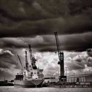 container-ship-640x480-38283635.jpeg