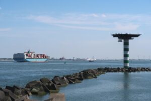 container-ship-640x480-53990294.jpeg