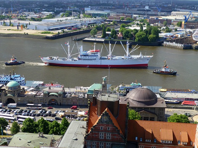 shipping-container-640x480-61111883.jpeg
