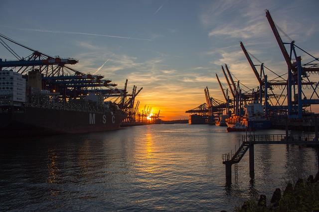 shipping-containers-640x480-88049043.jpeg