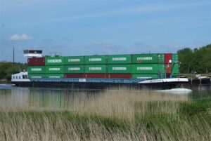 container-ship-640x480-40867374.jpeg