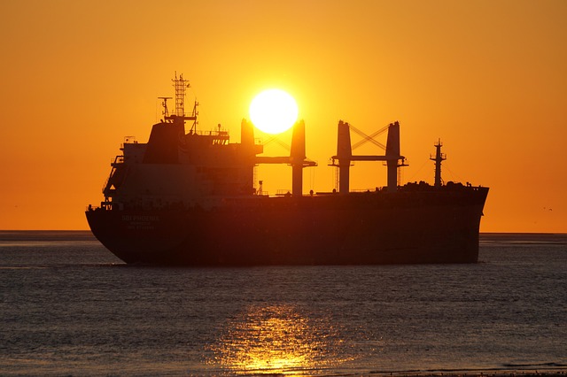 container-ship-640x480-68151195.jpeg