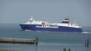 shipping-container-640x480-44119965.jpeg
