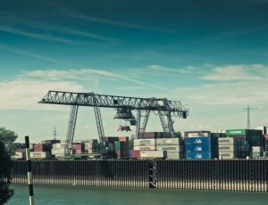 shipping-containers-640x480-43416584.jpeg