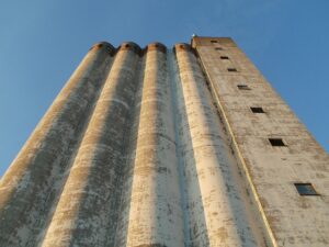 commercial-building-640x480-25836858.jpeg